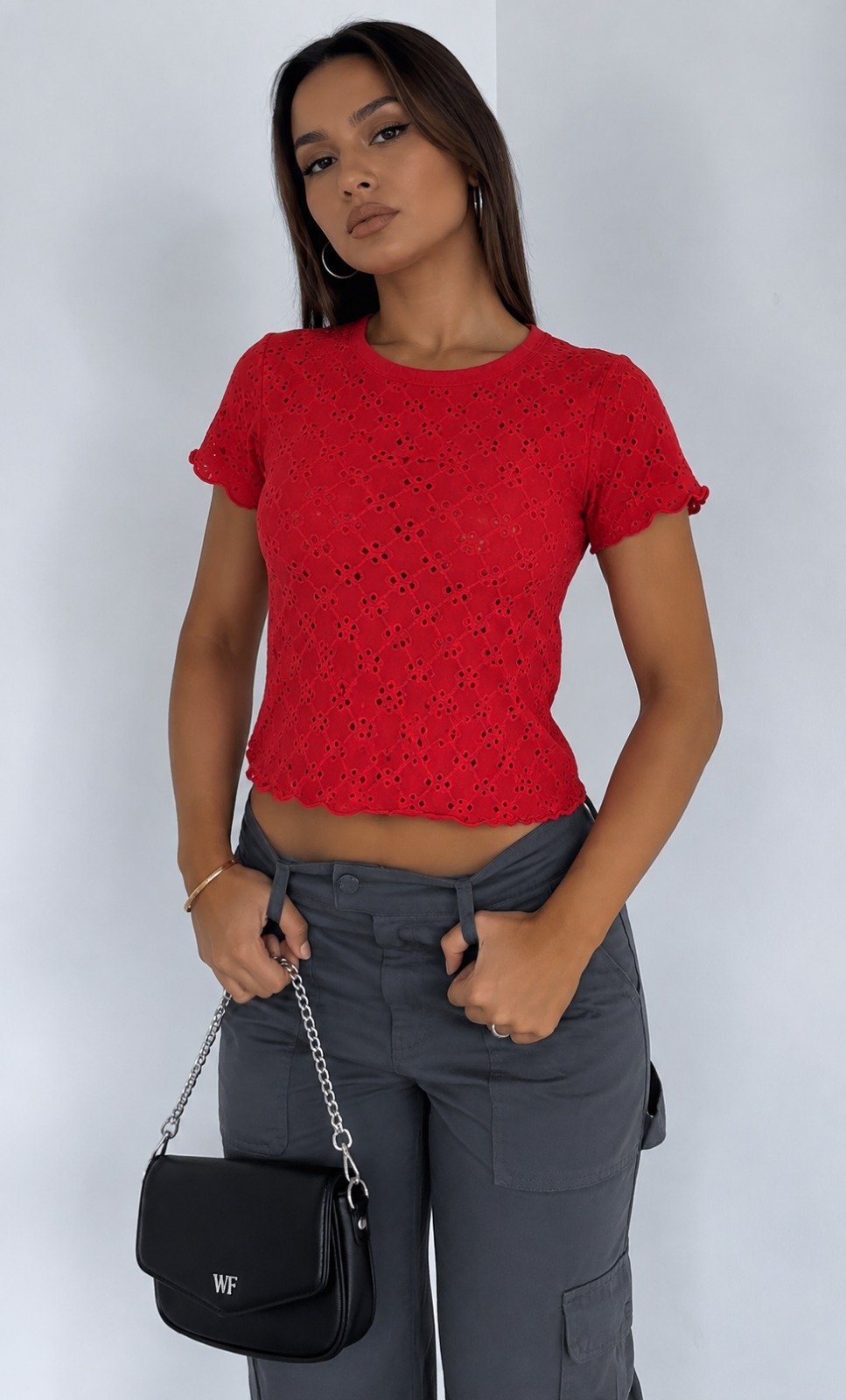 Retrato de moda con top rojo y bolso WF (1) Basica Brodery
